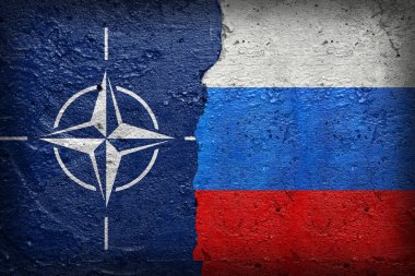 NATO, Rusya 'ya Karşı - Kuzey Atlantik Antlaşma Örgütü ve Rusya Federasyonu' nun yıkılan beton duvar arkaplanındaki bayrak sembolü