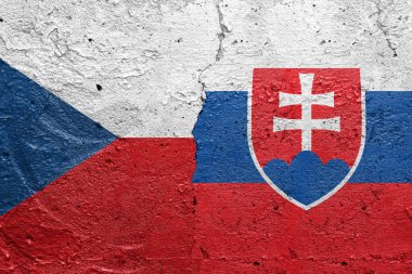 Çek Cumhuriyeti ve Slovakya - Solda Çek bayrağı ve sağda Slovakya bayrağı ile boyanmış beton duvar