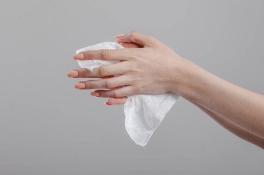 Bulaşıcı hastalıkların önlenmesi, korona19, ıslak mendille elleri temizlemek.