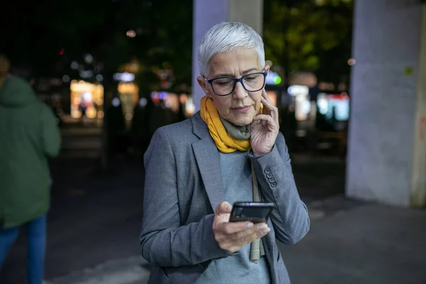 Smiling Mature Senior Woman Short Gray Hair Eyeglasses Use Smartphone — Stock fotografie