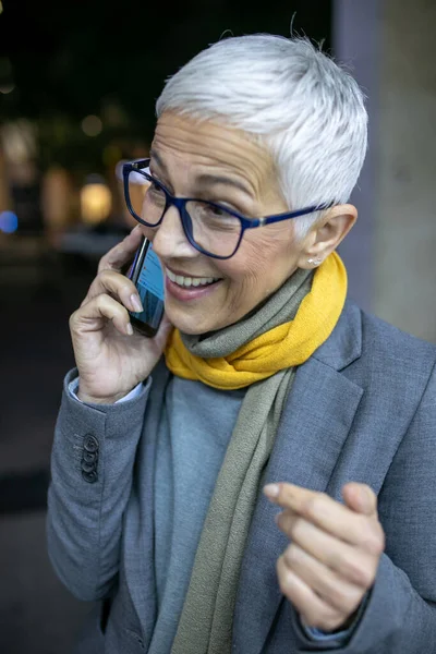 Smiling Mature Senior Woman Short Gray Hair Eyeglasses Use Smartphone — Stockfoto