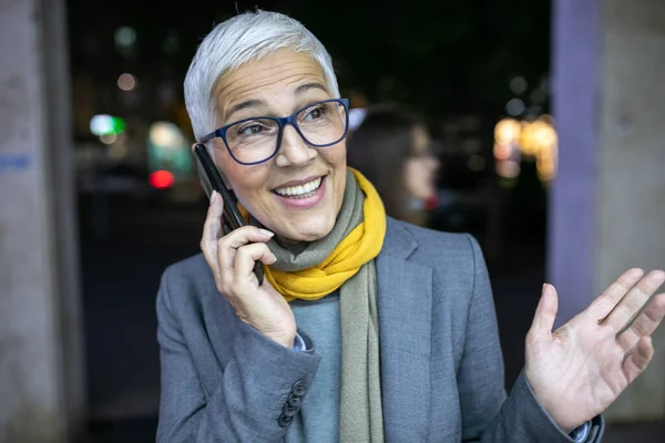 Smiling Mature Senior Woman Short Gray Hair Eyeglasses Use Smartphone — Stockfoto