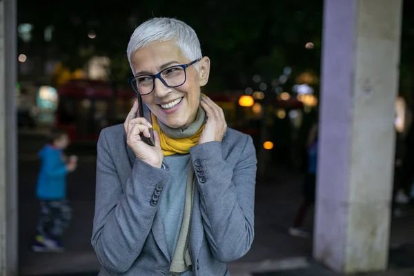 Smiling Mature Senior Woman Short Gray Hair Eyeglasses Use Smartphone — Stock fotografie