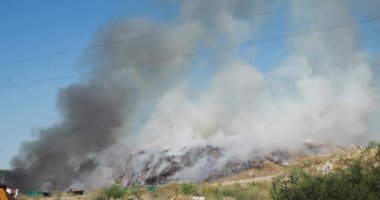 Yüksek yaz sıcaklıkları nedeniyle organize edilmemiş çöp sahaları yanıyor. Yangın ve duman, plastik ve diğer atıkların yakılması nedeniyle atmosfere zehirli ve zararlı maddeler yaydı. Valthe, Sırbistan ve Avrupa