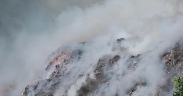 Unorganized Landfill Burning Due High Summer Temperatures Fire Smoke Spread — 비디오