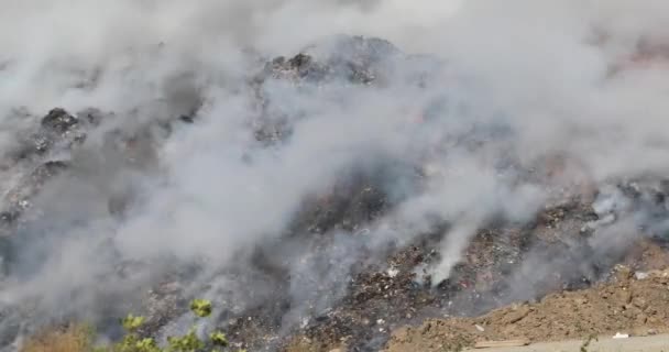 Неорганизованная Свалка Сгорает Высоких Летних Температур Огонь Дым Распространяют Токсичные — стоковое видео