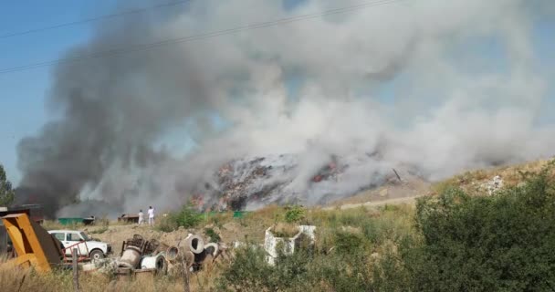 Unorganized Landfill Burning Due High Summer Temperatures Fire Smoke Spread — Wideo stockowe