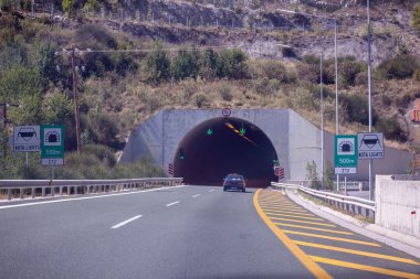 Yunanistan 'ın dağlık kesiminde otoyol ve tünel