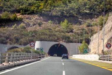 Yunanistan 'ın dağlık kesiminde otoyol ve tünel