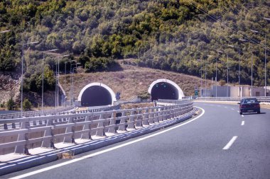 Yunanistan 'ın dağlık kesiminde otoyol ve tünel