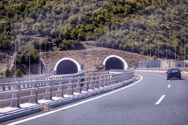 Yunanistan 'ın dağlık kesiminde otoyol ve tünel