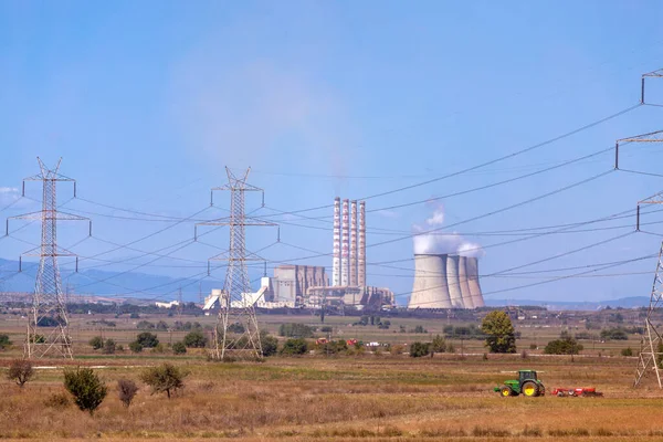 Termoelektryczna Elektrownia Węglowa Amyntaio Grecji Dużymi Kominami Wiejskim Krajobrazie Wykorzystuje — Zdjęcie stockowe