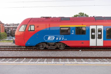 Valthe, Sırbistan - 18 Temmuz 2022: Sırp demiryolları ve modern tren istasyonunda Uzice Belgrad hattında