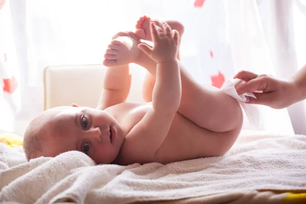 Mother Takes Care Baby Skin Wipes Baby Bottom Water Wet — Stockfoto