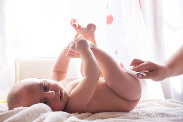 Mother Takes Care Baby Skin Wipes Baby Bottom Water Wet — Stockfoto