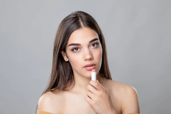 Young Beautiful Beauty Woman Applying Lipstick Lip Balm Skin Lips — Stock Photo, Image