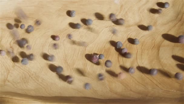 Собранные Ягоды Можжевельника Падают Деревянную Чашу Jupniperus Communis — стоковое видео
