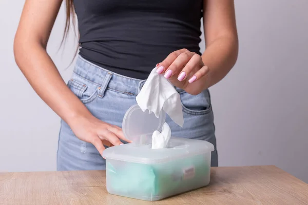 Mujer Con Uñas Color Rosa Claro Tomando Toallitas Húmedas Del — Foto de Stock