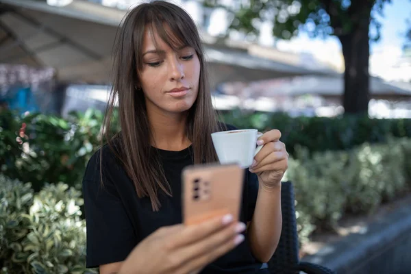Morgon Caféet Attraktiv Kvinna Svart Dricka Kaffe Och Göra Selfie — Stockfoto