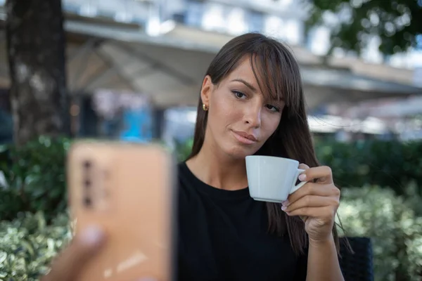 Πρωί Στο Καφέ Ελκυστική Γυναίκα Μαύρο Drinkin Καφέ Και Κάνει — Φωτογραφία Αρχείου