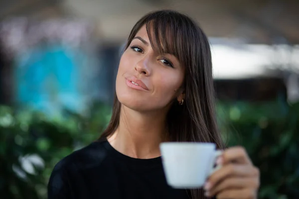 Bella Donna Sorridente Camicia Nera Bere Caffè Nel Giardino Del — Foto Stock