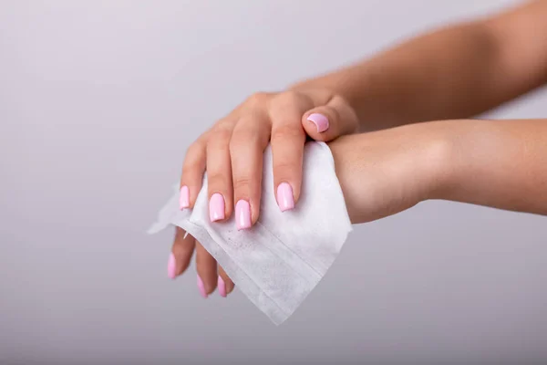 Mãos Limpeza Com Toalhetes Molhados Unhas Rosa Claro Prevenção Doenças — Fotografia de Stock