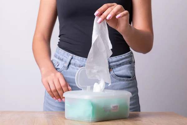 Mujer Con Uñas Color Rosa Claro Tomando Toallitas Húmedas Del — Foto de Stock