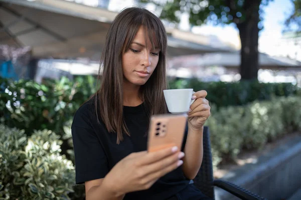 Morgon Caféet Attraktiv Kvinna Svart Dricka Kaffe Och Göra Selfie — Stockfoto