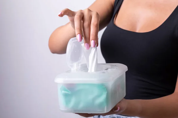 Kolsuz Tişörtlü Kadın Tek Kullanımlık Paketten Islak Mendil Alıyor Bebek — Stok fotoğraf
