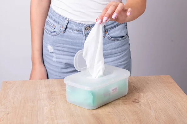 Mulher Topo Tanque Tomar Lenços Molhados Para Limpar Mãos Pacote — Fotografia de Stock