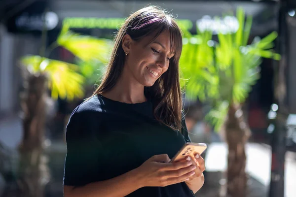 Mooie Glimlachende Vrouw Zwart Shirt Sms Smartphone Straat Het Centrum — Stockfoto