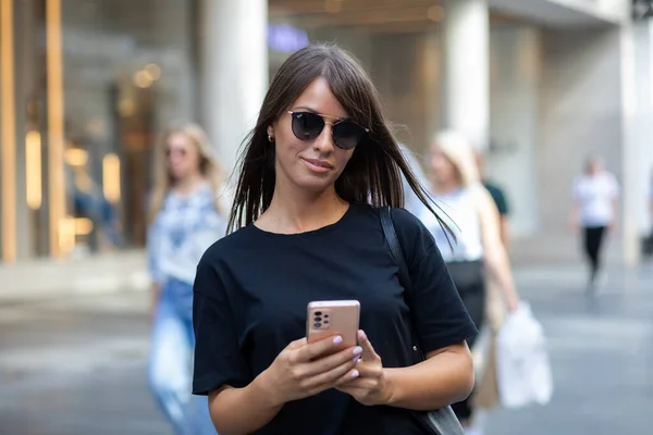 Bella Donna Sorridente Camicia Nera Occhiali Sole Che Scrive Smartphone — Foto Stock