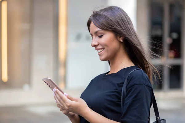 Mulher Sorridente Bonita Texto Camisa Preta Smartphone Rua Centro Cidade — Fotografia de Stock