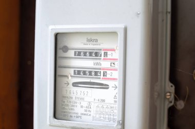 Valthe, Sırbistan - 24 Ağustos 2021: Elektrik santrali güç kullanımını ölçüyor. Watt saat elektrik metre ölçüm aracı.