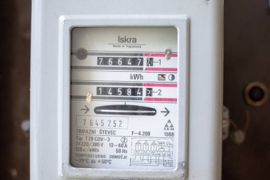 Valthe, Sırbistan - 24 Ağustos 2021: Elektrik santrali güç kullanımını ölçüyor. Watt saat elektrik metre ölçüm aracı.