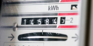 Valthe, Sırbistan - 24 Ağustos 2021: Elektrik santrali güç kullanımını ölçüyor. Watt saat elektrik metre ölçüm aracı.