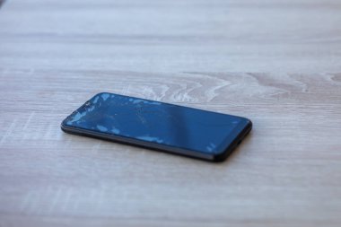 Masa masaüstü stok fotoğrafında kırık dokunmatik ekranlı akıllı telefon