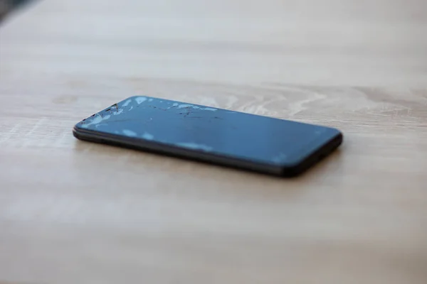 Smartphone Mit Kaputtem Touchscreen Auf Dem Tisch — Stockfoto