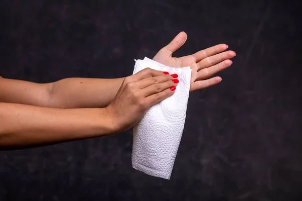 Mulher Limpando Mãos Com Papel Macio Branco Foto Stock Fundo — Fotografia de Stock