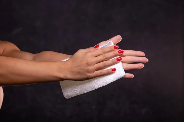 Mulher Limpando Mãos Com Papel Macio Branco Foto Stock Fundo — Fotografia de Stock