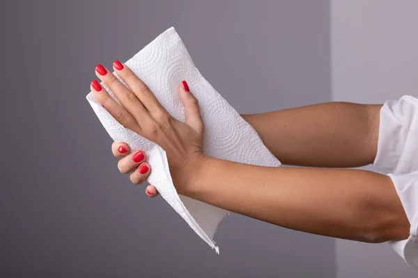 Femme Qui Nettoie Ses Mains Avec Papier Mousseline Blanc Photo — Photo