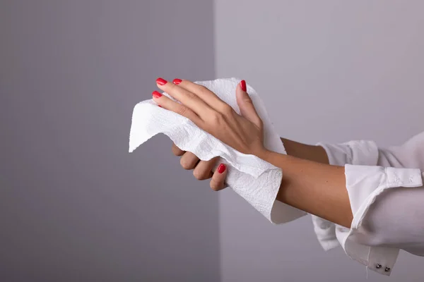 Mujer Limpiando Sus Manos Con Papel Tejido Blando Blanco Foto — Foto de Stock