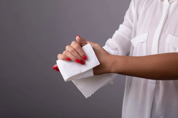 Mulher Limpando Mãos Com Papel Macio Branco Foto Stock — Fotografia de Stock