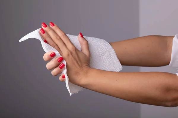 Mulher Limpando Mãos Com Papel Macio Branco Foto Stock — Fotografia de Stock