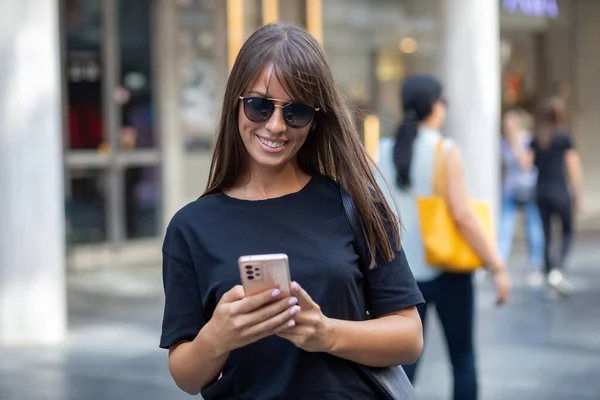 Mulher Sorridente Bonita Camisa Preta Óculos Sol Mensagens Texto Smartphone — Fotografia de Stock