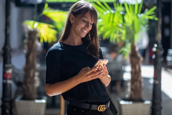 Όμορφη Χαμογελαστή Γυναίκα Μαύρο Πουκάμισο Γραπτών Μηνυμάτων Smartphone Στο Δρόμο — Φωτογραφία Αρχείου