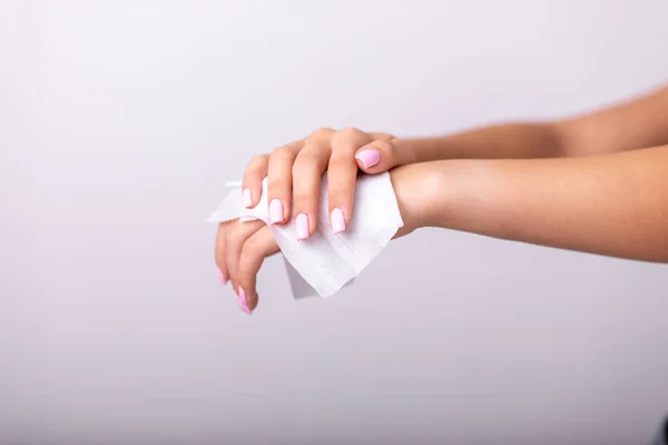 Mãos Limpeza Com Toalhetes Molhados Unhas Rosa Claro Prevenção Doenças — Fotografia de Stock