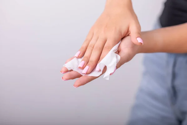 Mãos Limpeza Com Toalhetes Molhados Unhas Rosa Claro Prevenção Doenças — Fotografia de Stock