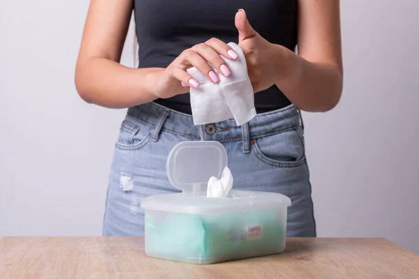 Mujer Con Uñas Color Rosa Claro Tomando Toallitas Húmedas Del —  Fotos de Stock