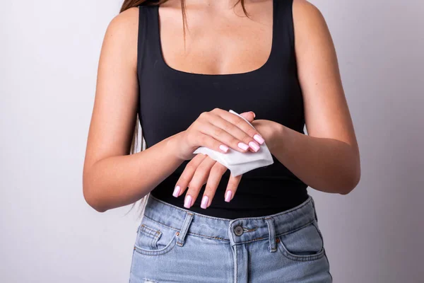 Kobieta Czarnej Koszuli Zbiornika Jasnoróżowymi Paznokciami Mycie Rąk Mokrymi Chusteczkami — Zdjęcie stockowe